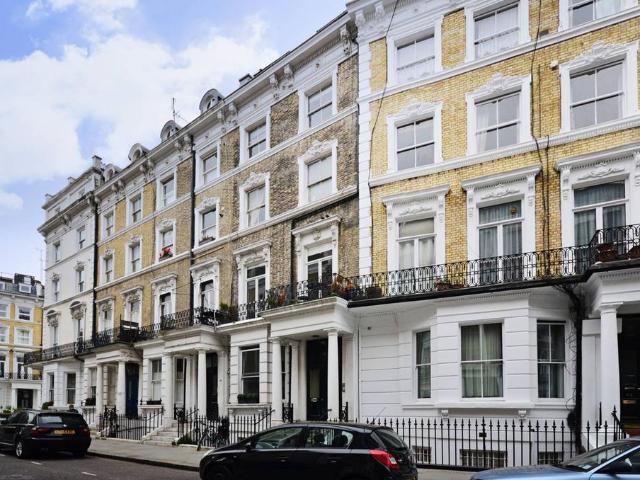 Flat for sale in Earl's Court, Greater London