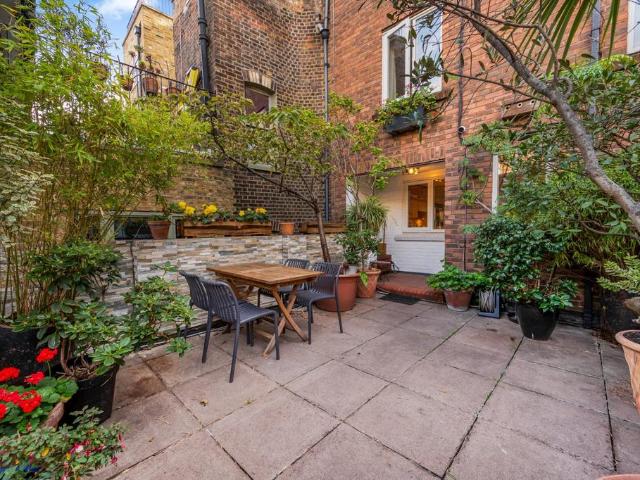Flat for sale in Seven Dials, Greater London