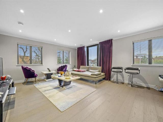 Flat for sale in Hendon, Greater London