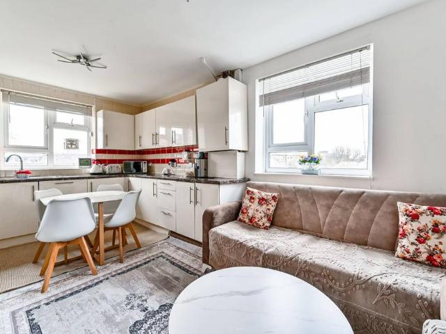 Flat for sale in Stoke Newington, Greater London