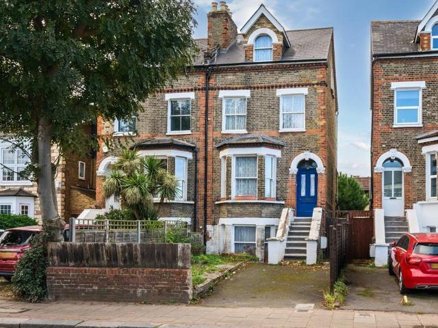 Flat for sale in Southfields, Greater London