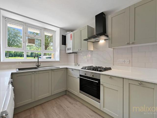 Flat for sale in Furzedown, Greater London