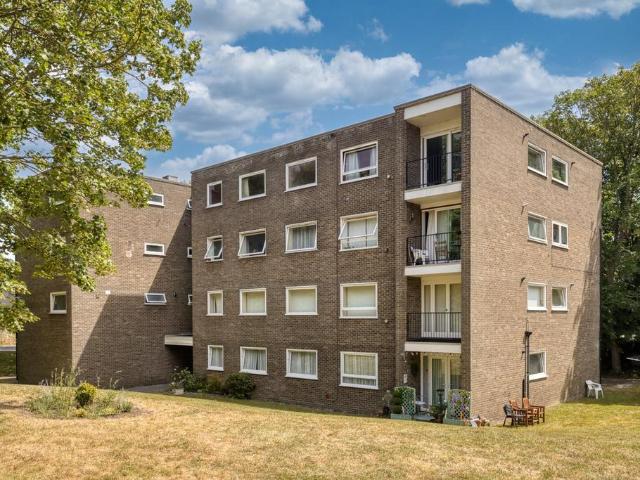 Flat for sale in Acol, Kent