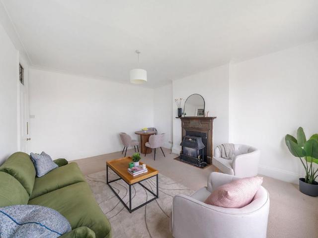 Flat for sale in London Borough of Lewisham, Cat Hill
