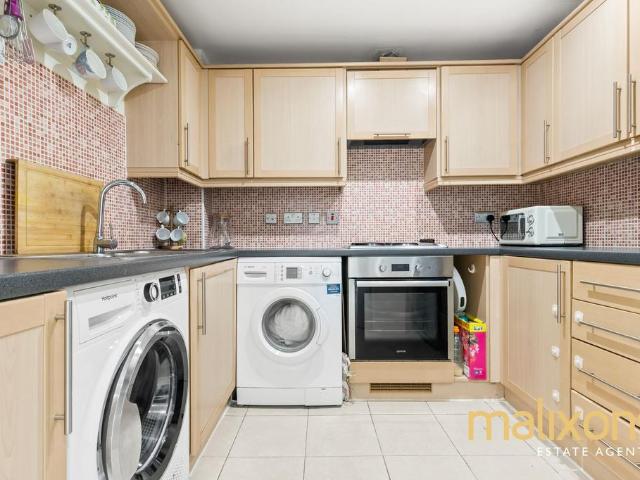 Flat for sale in Streatham, Greater London