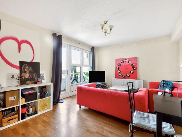 Flat for sale in Southfields, Greater London