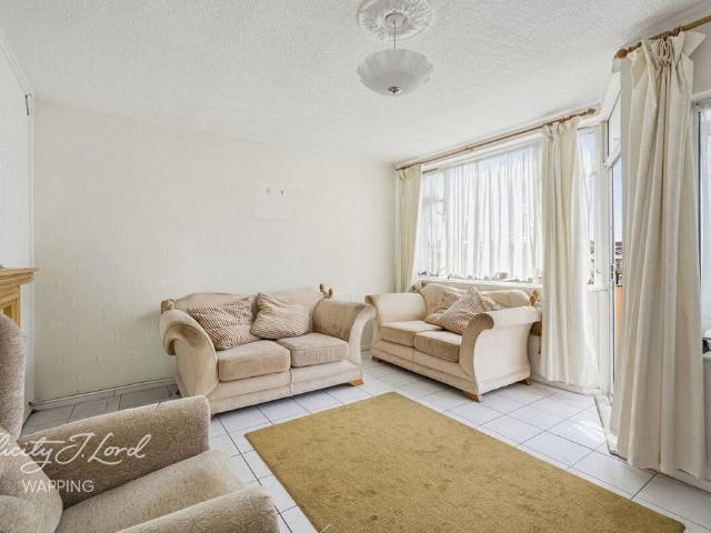 Flat for sale in Ratcliffe, Stepney