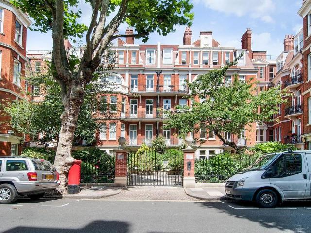 Flat for sale in London Borough of Hammersmith and Fulham, Greater London
