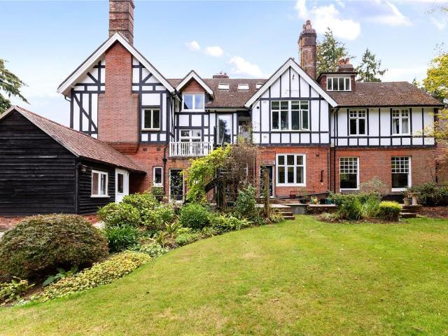 Flat for sale in Fole, Surrey