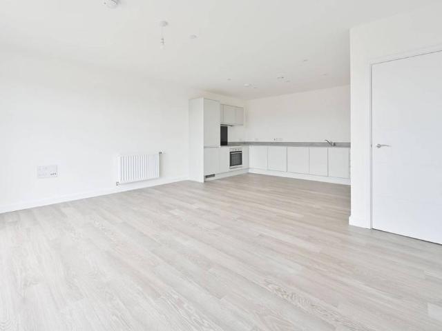Flat for sale in Watford, Kingswood