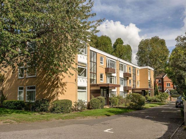 Flat for sale in London Borough of Merton, Raynes Park