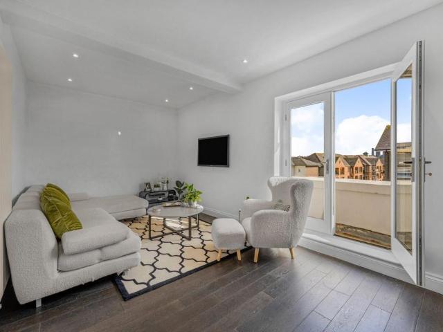 Flat for sale in Isle Of Dogs, Greater London