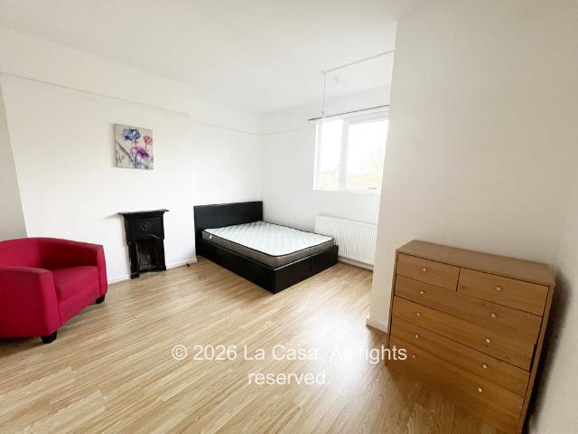 Flat for sale in Old Kent Road, Greater London