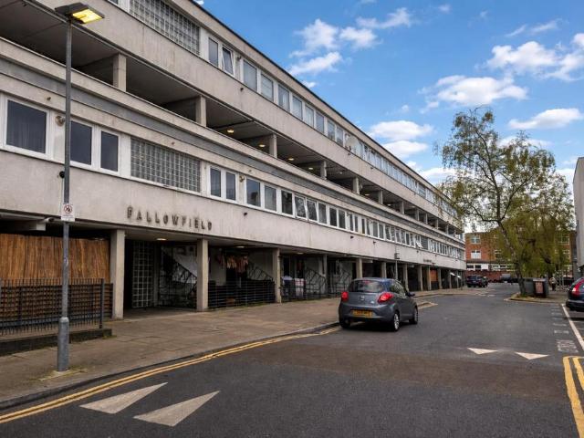 Flat for sale in Finsbury Park, Greater London
