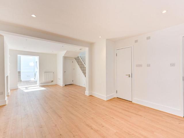 Flat for sale in Fulham, Greater London