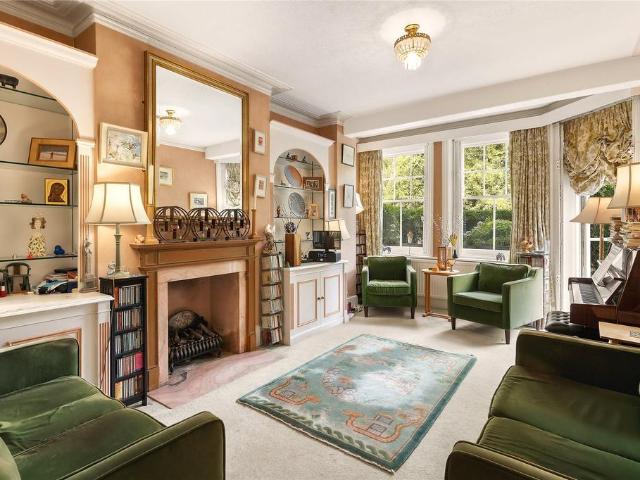 Flat for sale in Clapham Junction, Greater London
