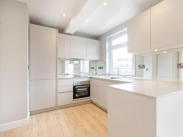 Flat for sale in Willesden Green, Greater London