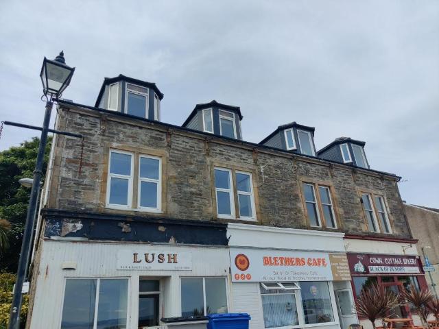 Flat for sale in Kirn, Scotland