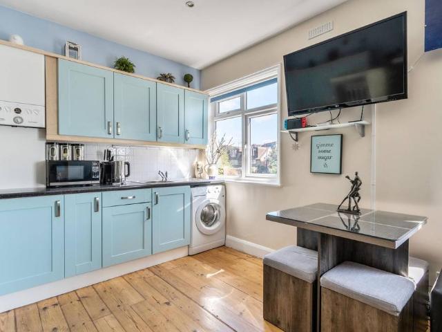 Flat for sale in London Borough of Ealing, Park Royal