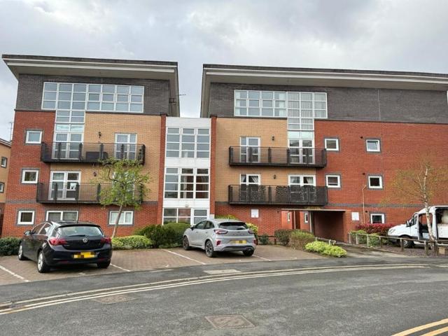 Flat for sale in Sale, Trafford