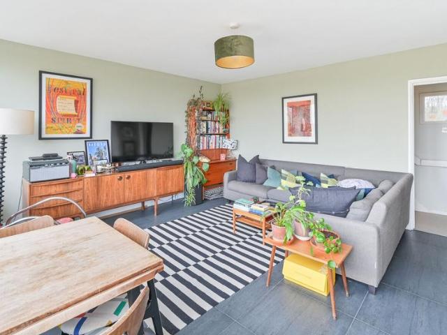 Flat for sale in Camberwell, Greater London