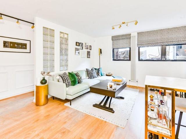 Flat for sale in Pimlico, Greater London