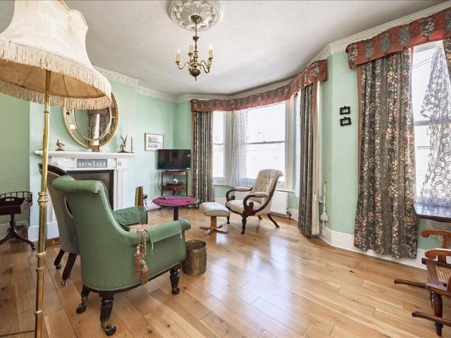 Flat for sale in Shepherd's Bush, Greater London