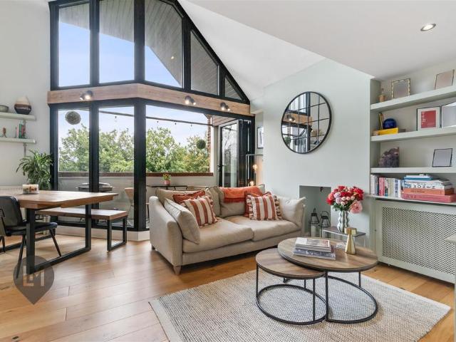 Flat for sale in Earlsfield, Greater London