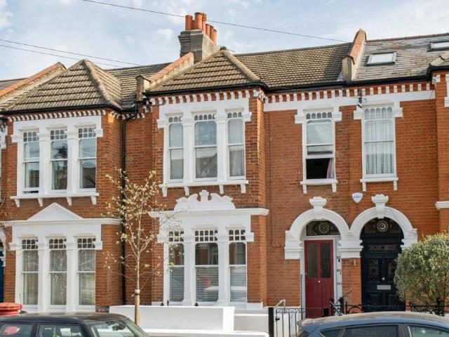 Flat for sale in Furzedown, Greater London