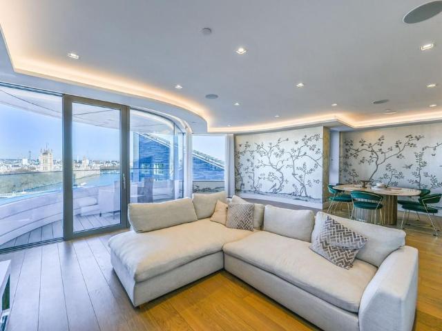 Flat for sale in Vauxhall, Greater London