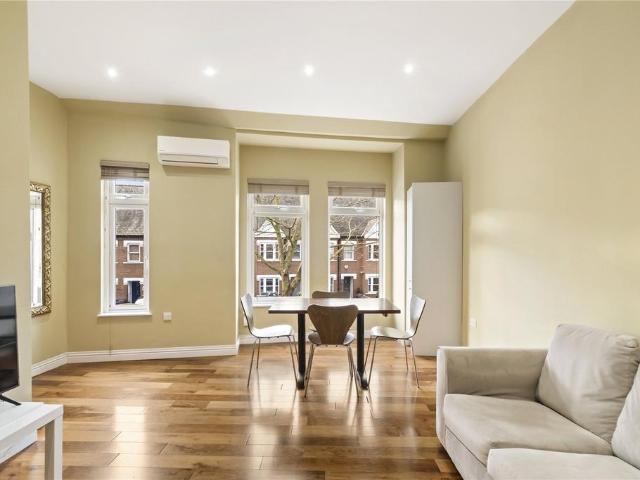 Flat for sale in London Borough of Ealing, Greater London