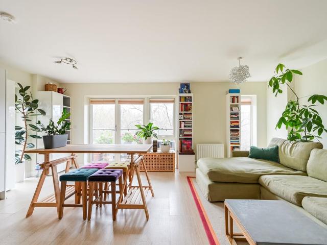 Flat for sale in Bow, Greater London