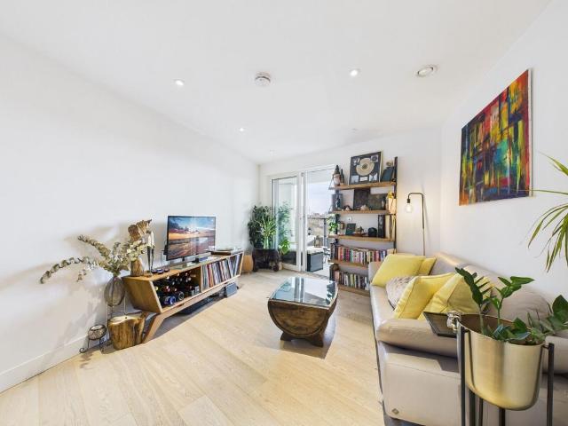 Flat for sale in Hoxton, Greater London