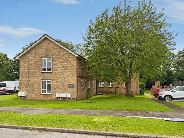 Flat for sale in Batchworth, Hertfordshire