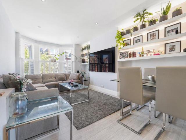 Flat for sale in Herne Hill, Greater London
