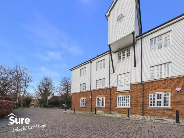 Flat for sale in Piccotts End, Dacorum