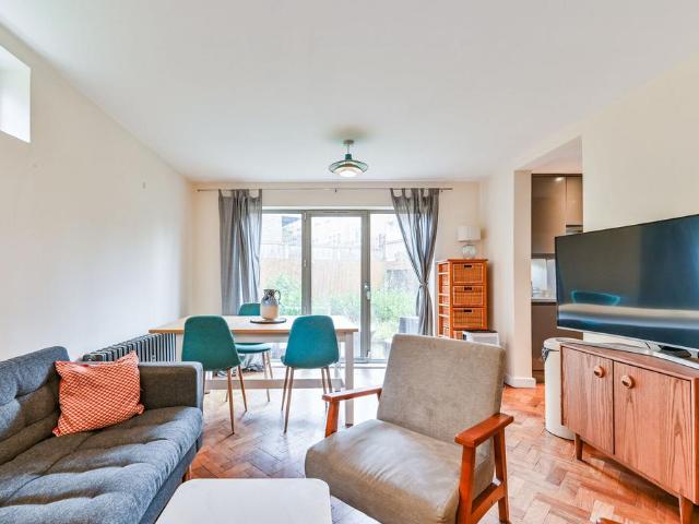 Flat for sale in Shacklewell, Greater London