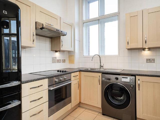 Flat for sale in Ratcliffe, Stepney