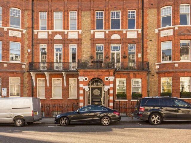 Flat for sale in Kensington, Greater London
