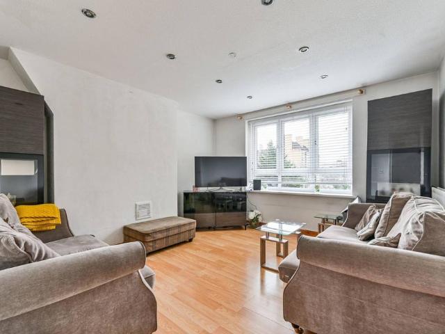 Flat for sale in Holloway, Greater London