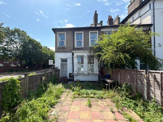 Flat for sale in London Borough of Lewisham, Greater London