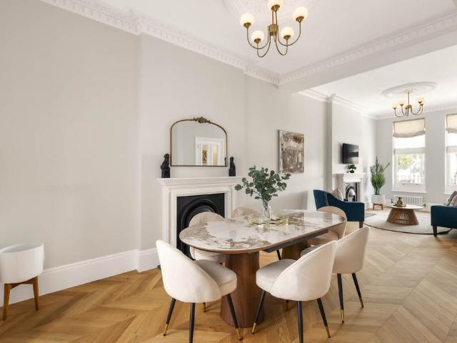 Flat for sale in Kensington, Greater London