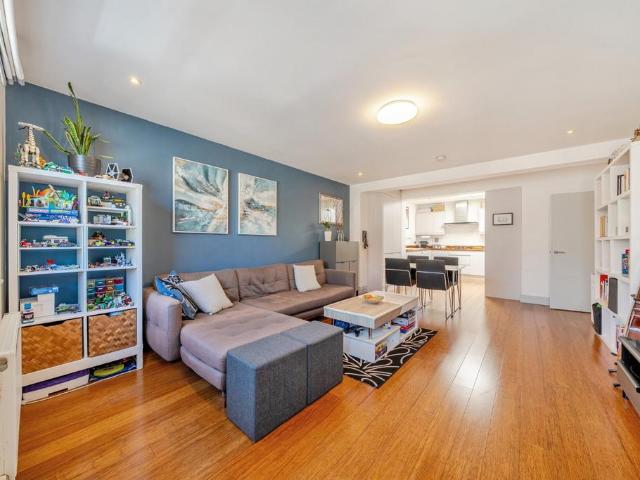 Flat for sale in Penge, Greater London