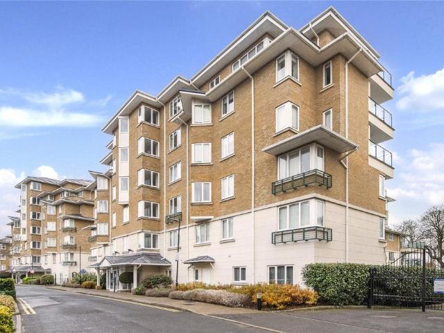 Flat for sale in Kew, Greater London