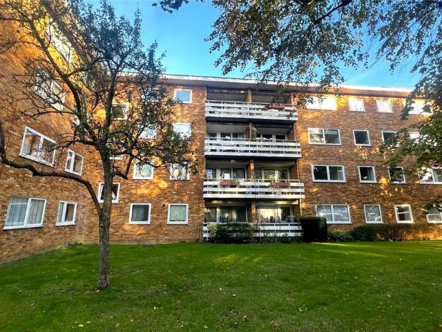 Flat for sale in Wallington, Greater London