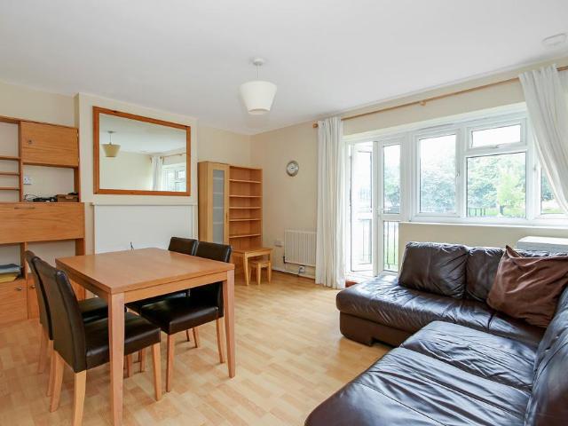 Flat for sale in Southfields, Greater London