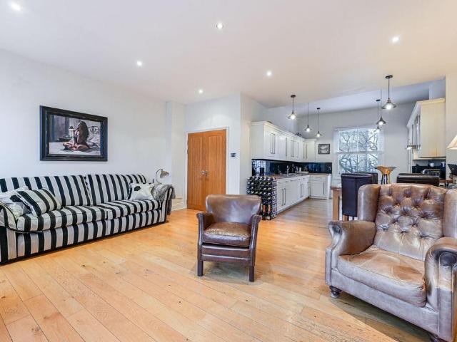 Flat for sale in Earl's Court, Greater London