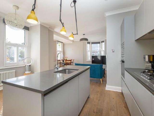 Flat for sale in Southfields, Greater London