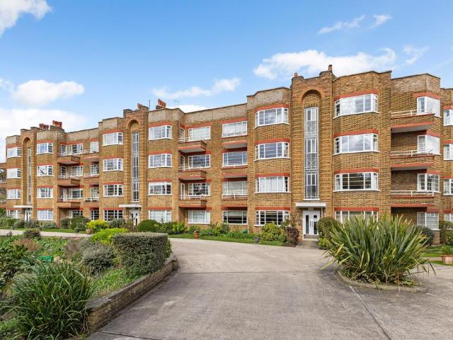 Flat for sale in Hampton Wick, Greater London