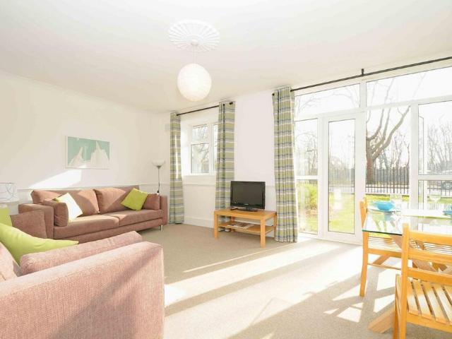 Flat for sale in Clapham Junction, Greater London